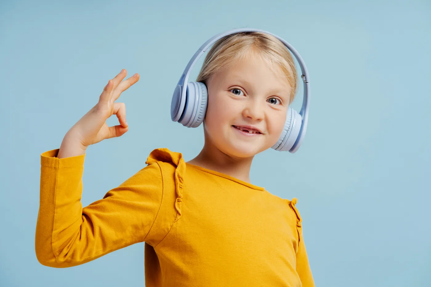 Niño aprendiendo inglés con audio nativo